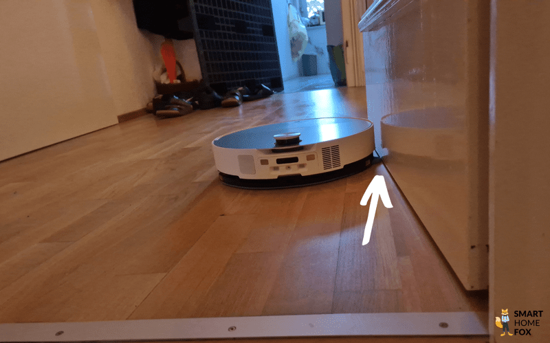 Der Mini-Mopp des Roborock Saros 10 wischt an einer Kante entlang.